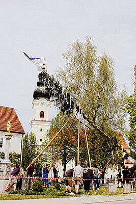 Banner Maibaum | Aufstellen am Dorfplatz