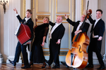 Logo Opera Paradiso. Musiker der Bayerischen Staatsoper und ein Akkordeonweltmeister